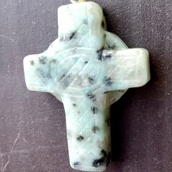 New Hand Carved Kiwi Stone Celtic Cross. - Picture 4 of 10